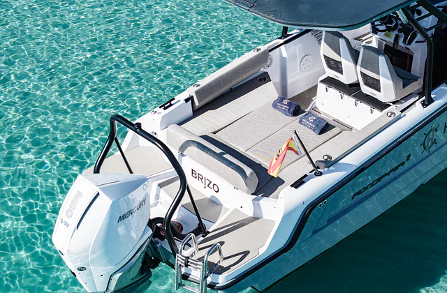 Brizo Axopar — cockpit and deck