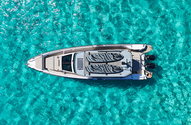 Amante Axopar — cockpit and deck