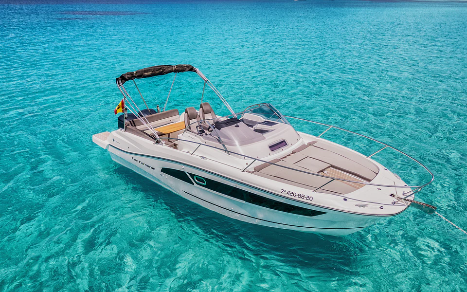 Deep White — Jeanneau Cap Camarat 9.0 WA Motorboot in Ibiza