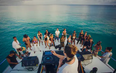 Set DJ au coucher du soleil à bord